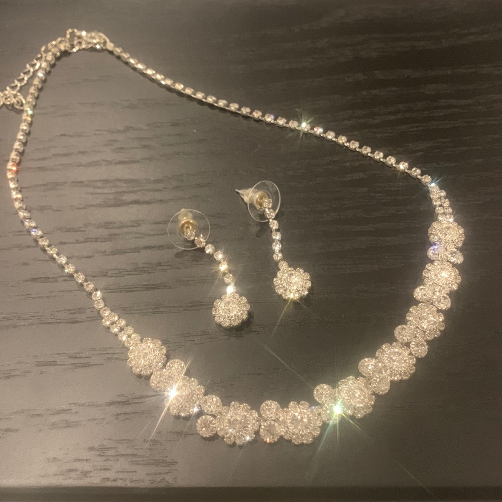 Costume jewelry - Necklace and earring set